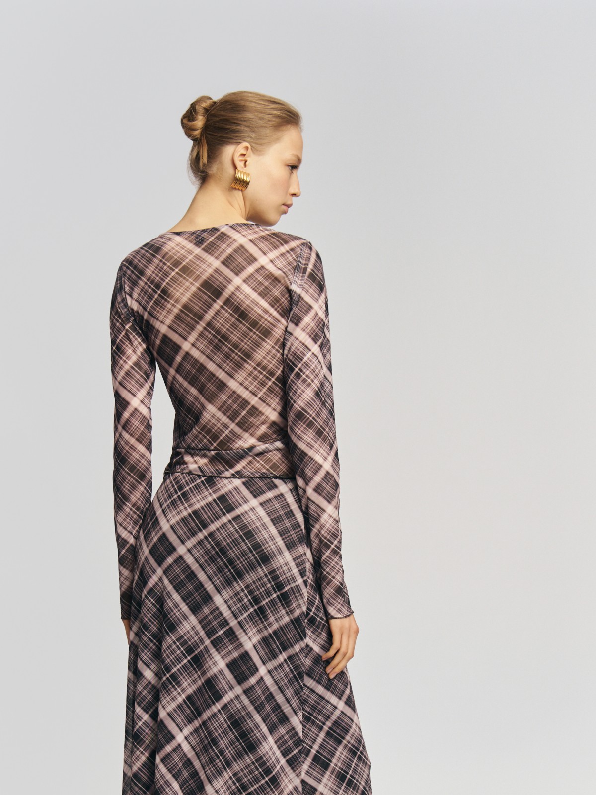 Трикотажный лонгслив из сетки в клетку