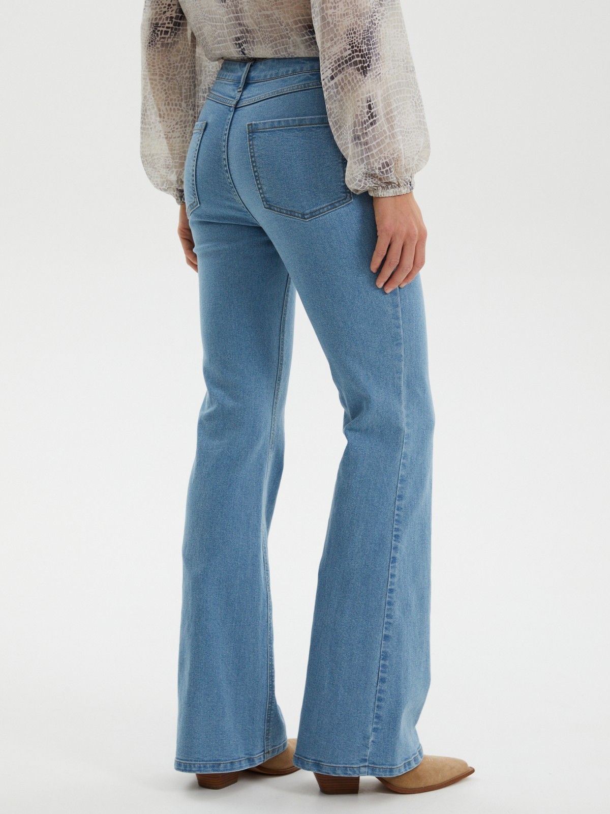 Джинсы силуэта Bootcut со средней посадкой