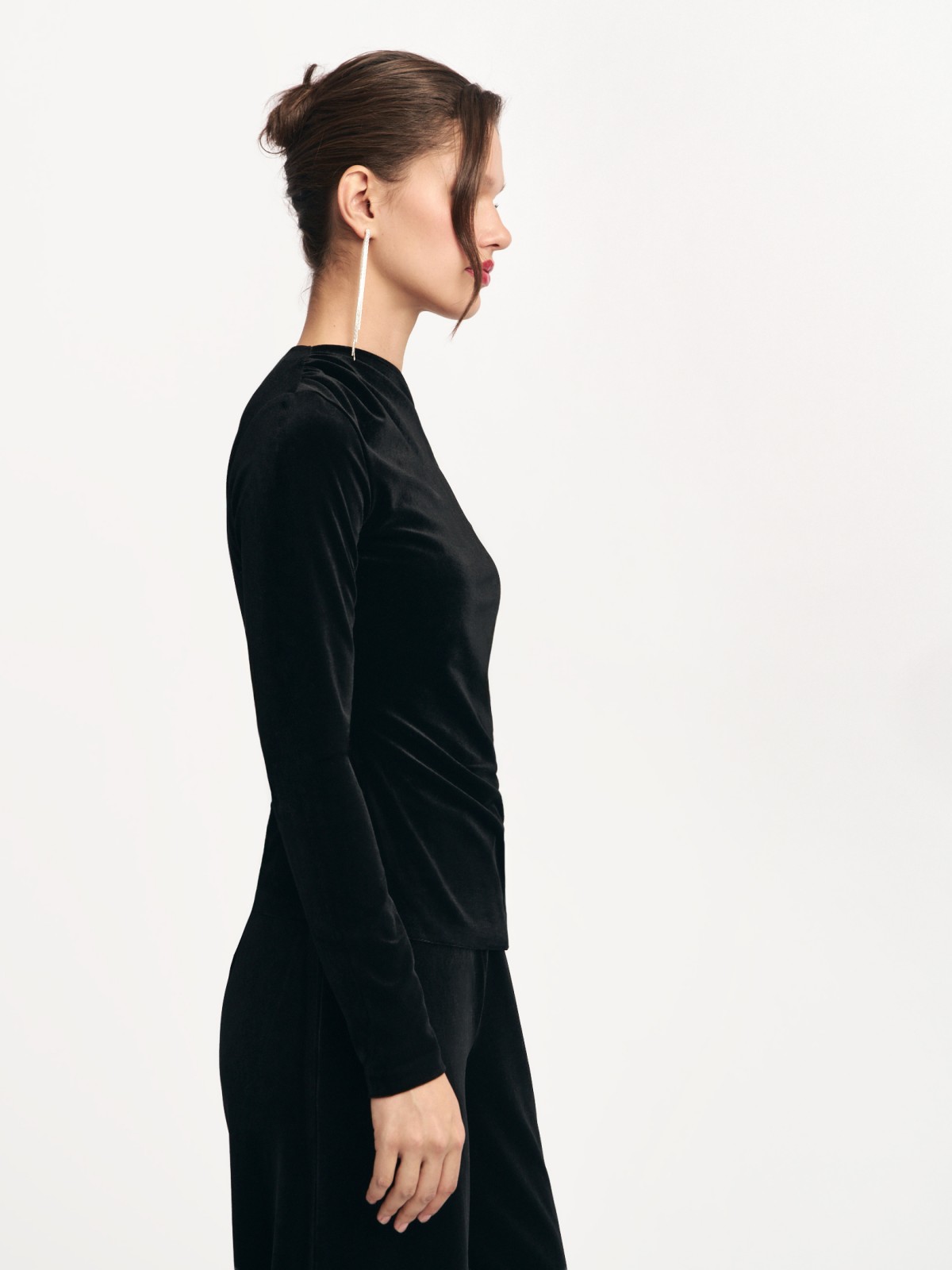 Бархатный джемпер с вырезом на плечо