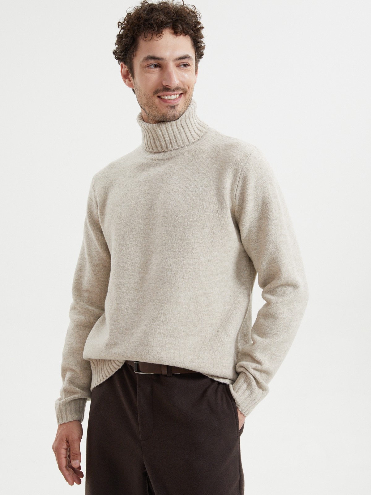 Вязаный свитер с горлом и длинным рукавом