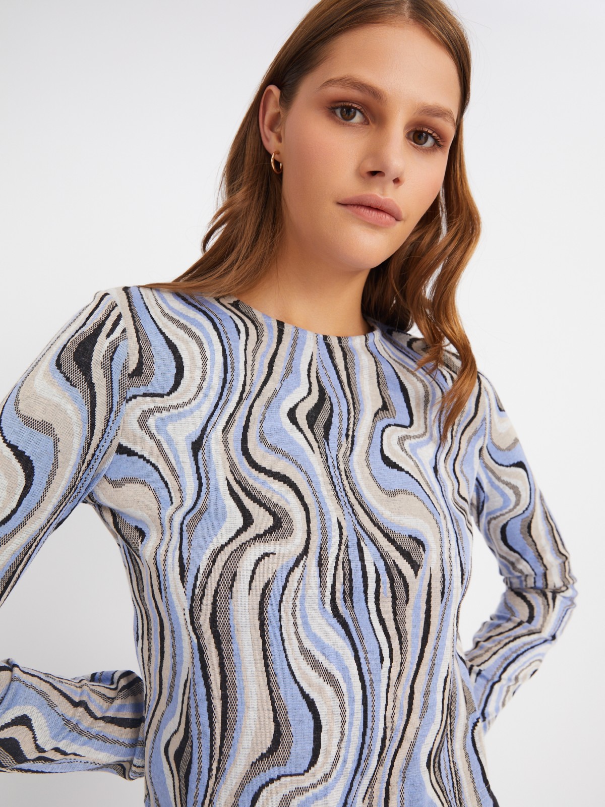 Укороченный трикотажный лонгслив с абстрактным узором в полоску