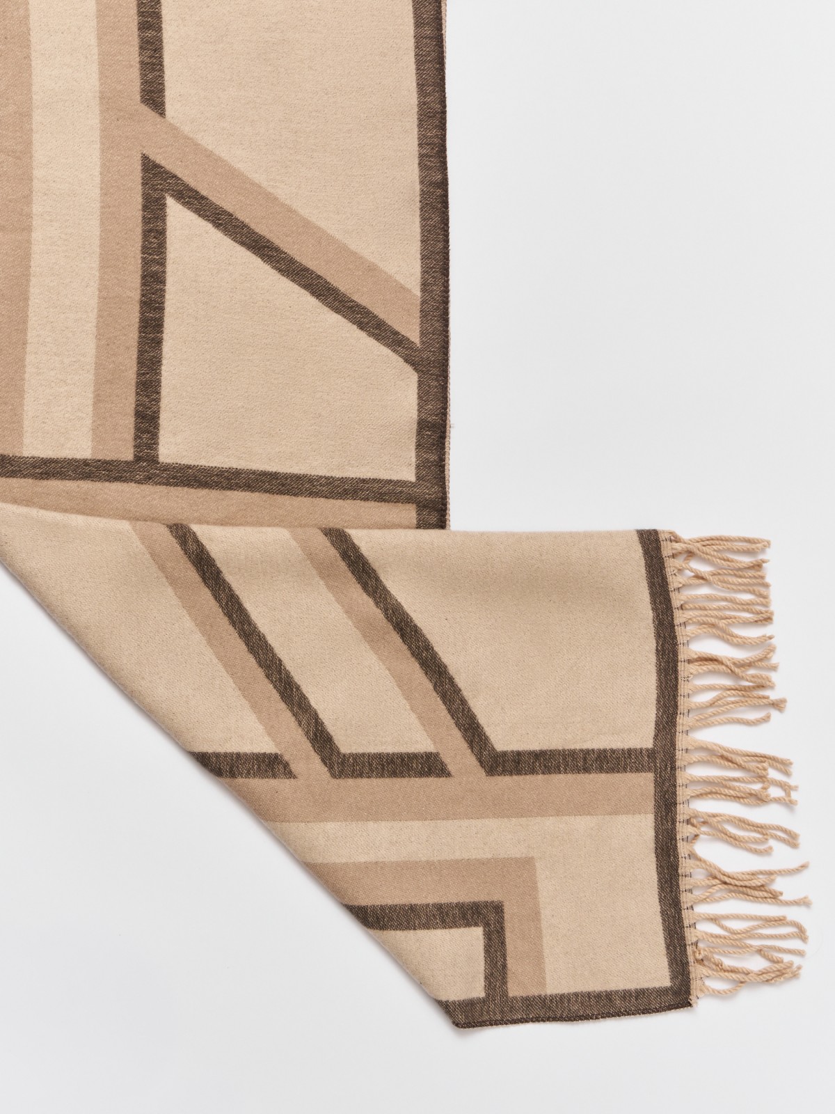 Тканевый шарф с узором и бахромой