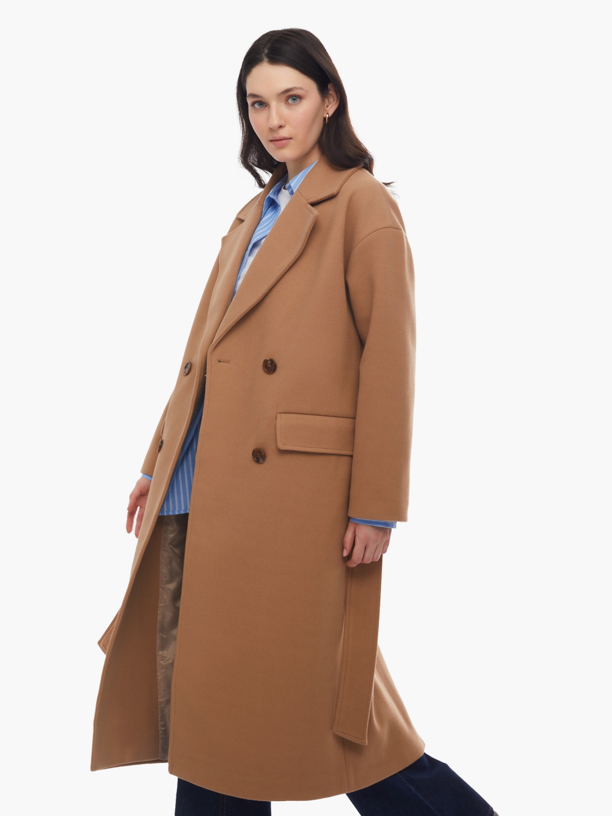 Длинное пальто оверсайз силуэта без утеплителя на пуговицах с поясом