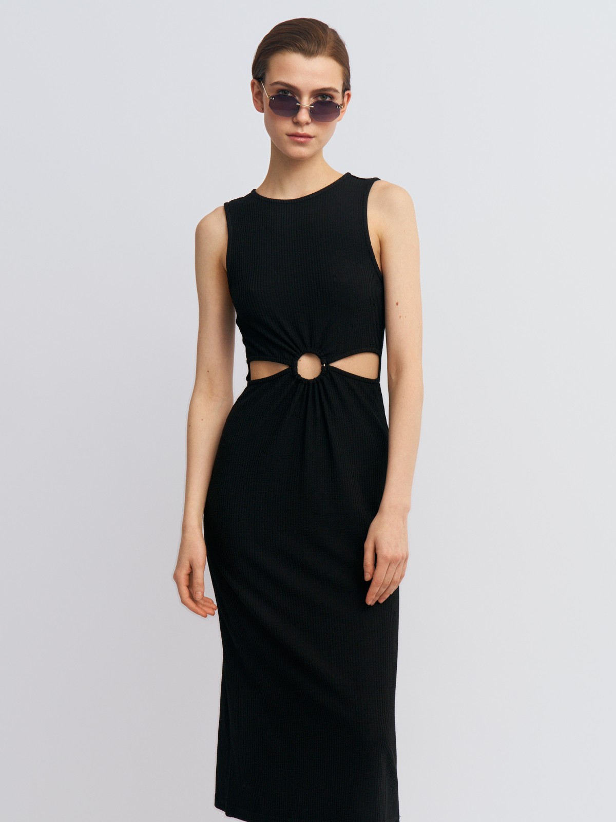 Платье-лапша без рукавов с вырезами на талии