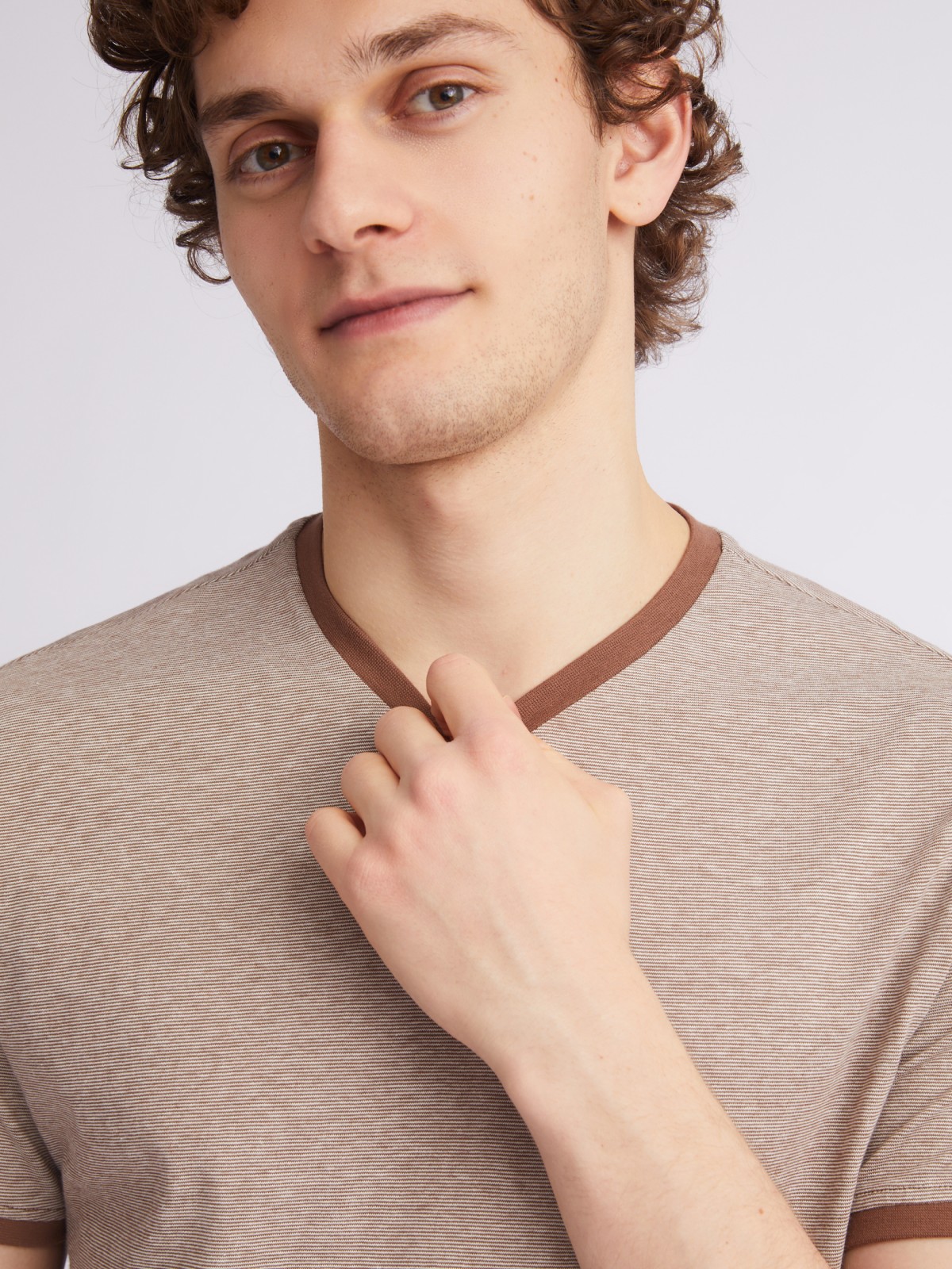 Футболка в полоску с треугольным вырезом