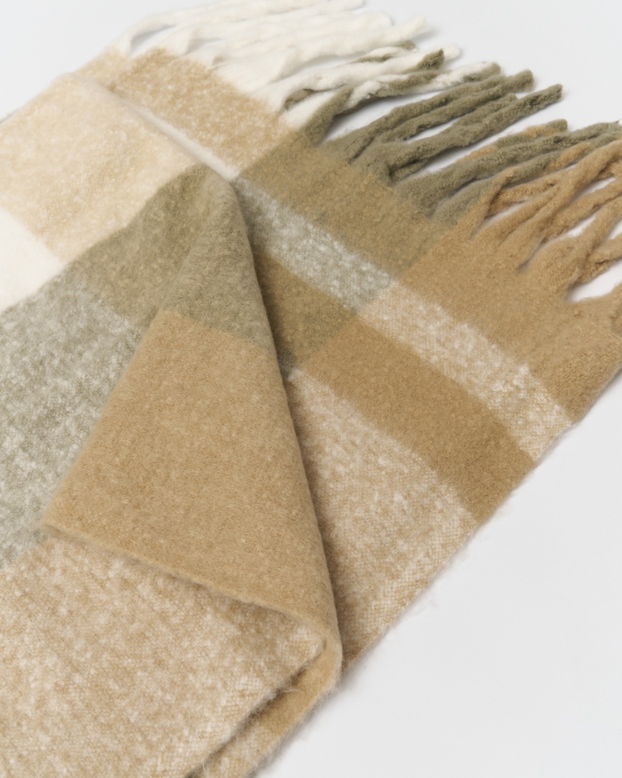 Тёплый шарф в клетку с длинной бахромой