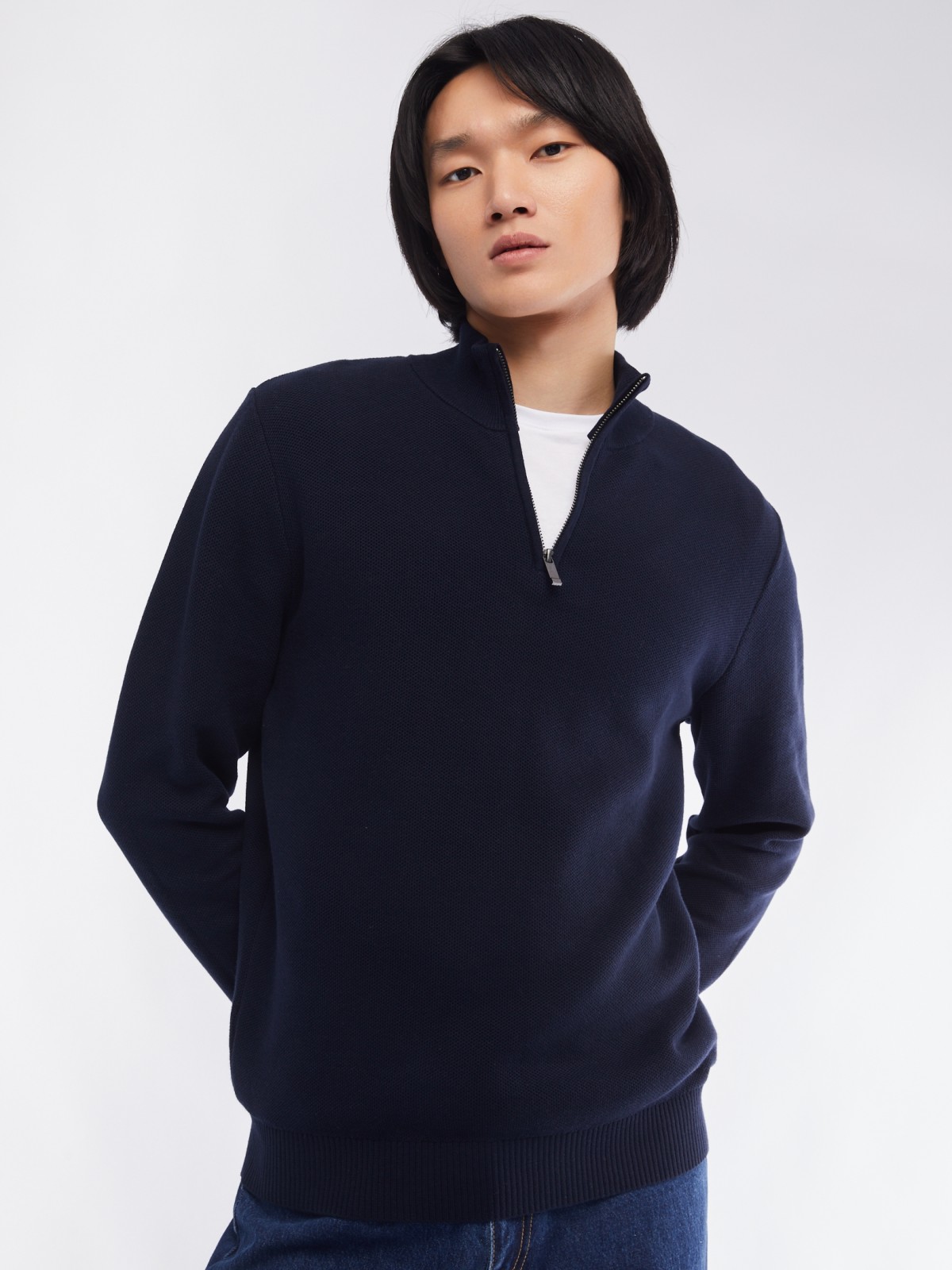 Тонкий трикотажный свитер с воротником на молнии zolla 014116801013, цвет синий, размер M