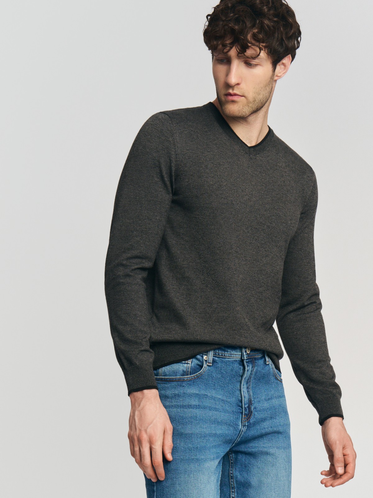 Тонкий трикотажный джемпер с вырезом