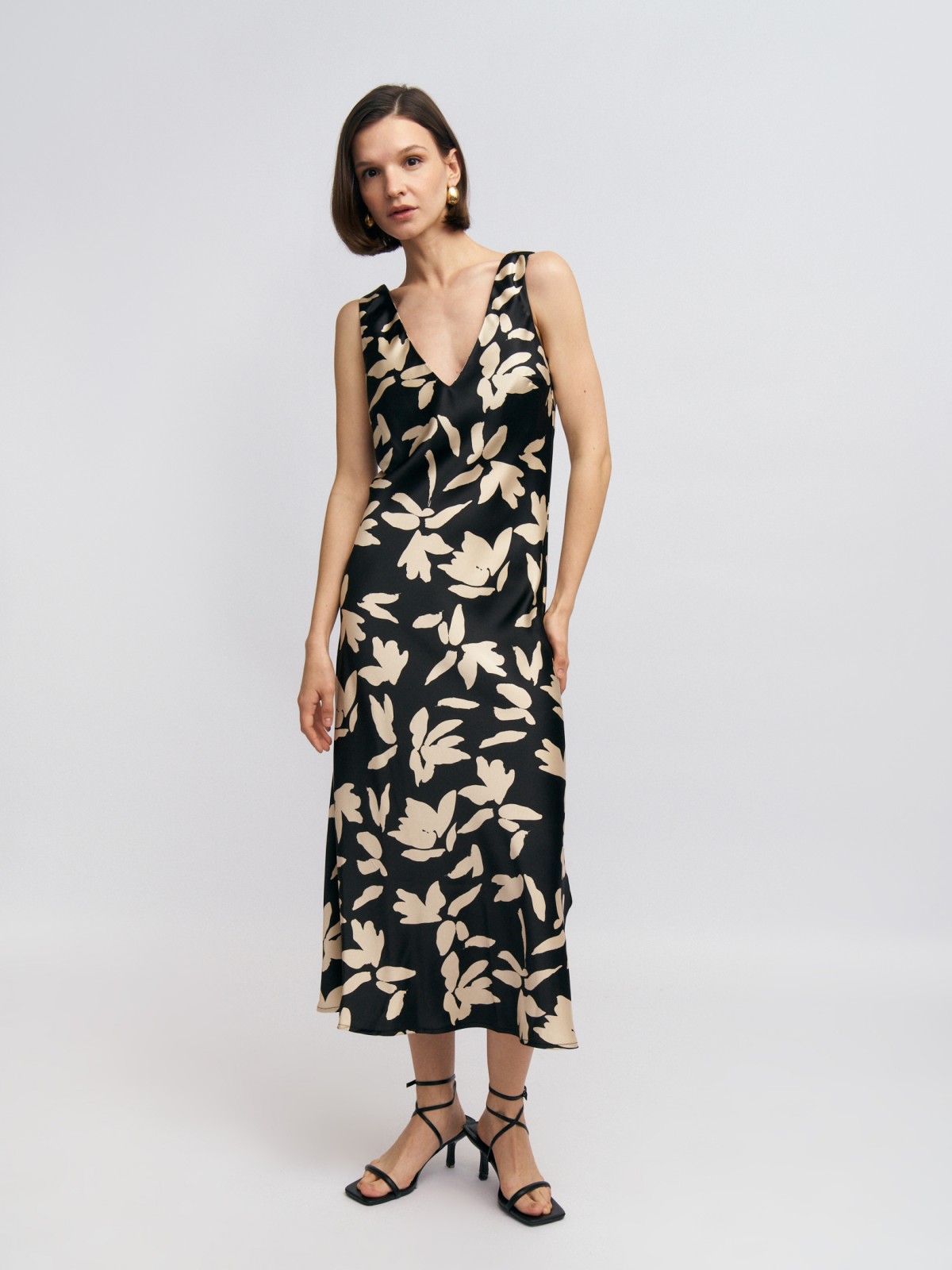 Атласное платье-комбинация миди с вырезом