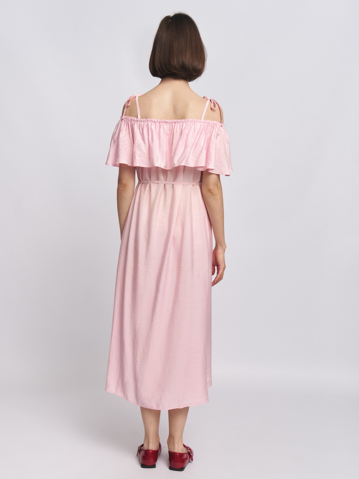 Платье-сарафан с открытыми плечами и разрезом