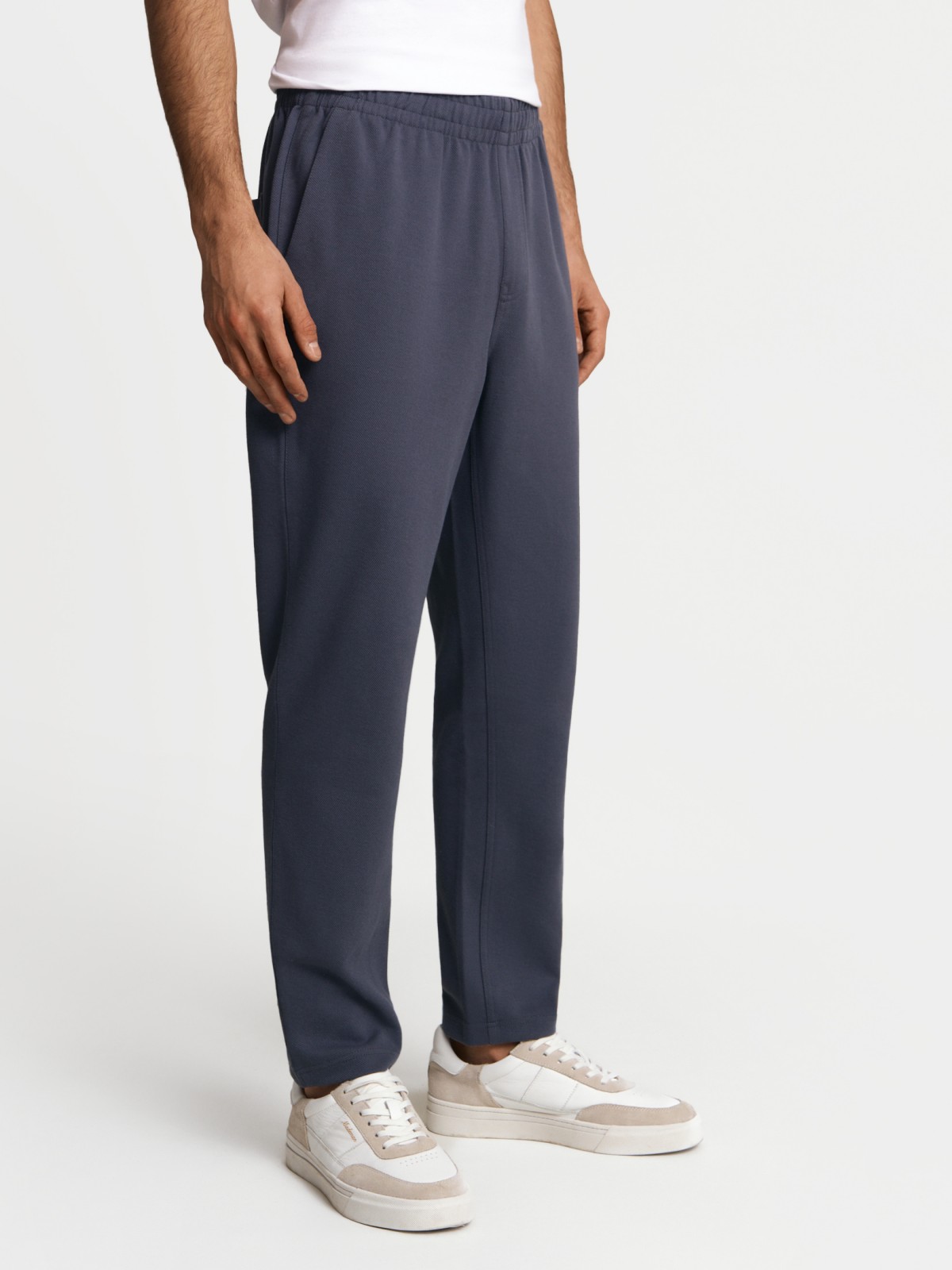 Брюки на резинке в спортивном стиле