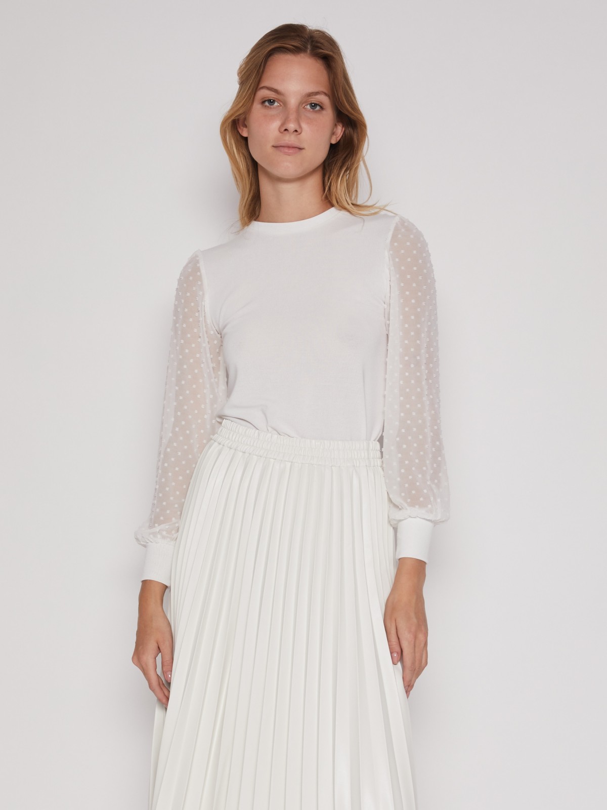 Блузка с акцентным рукавом