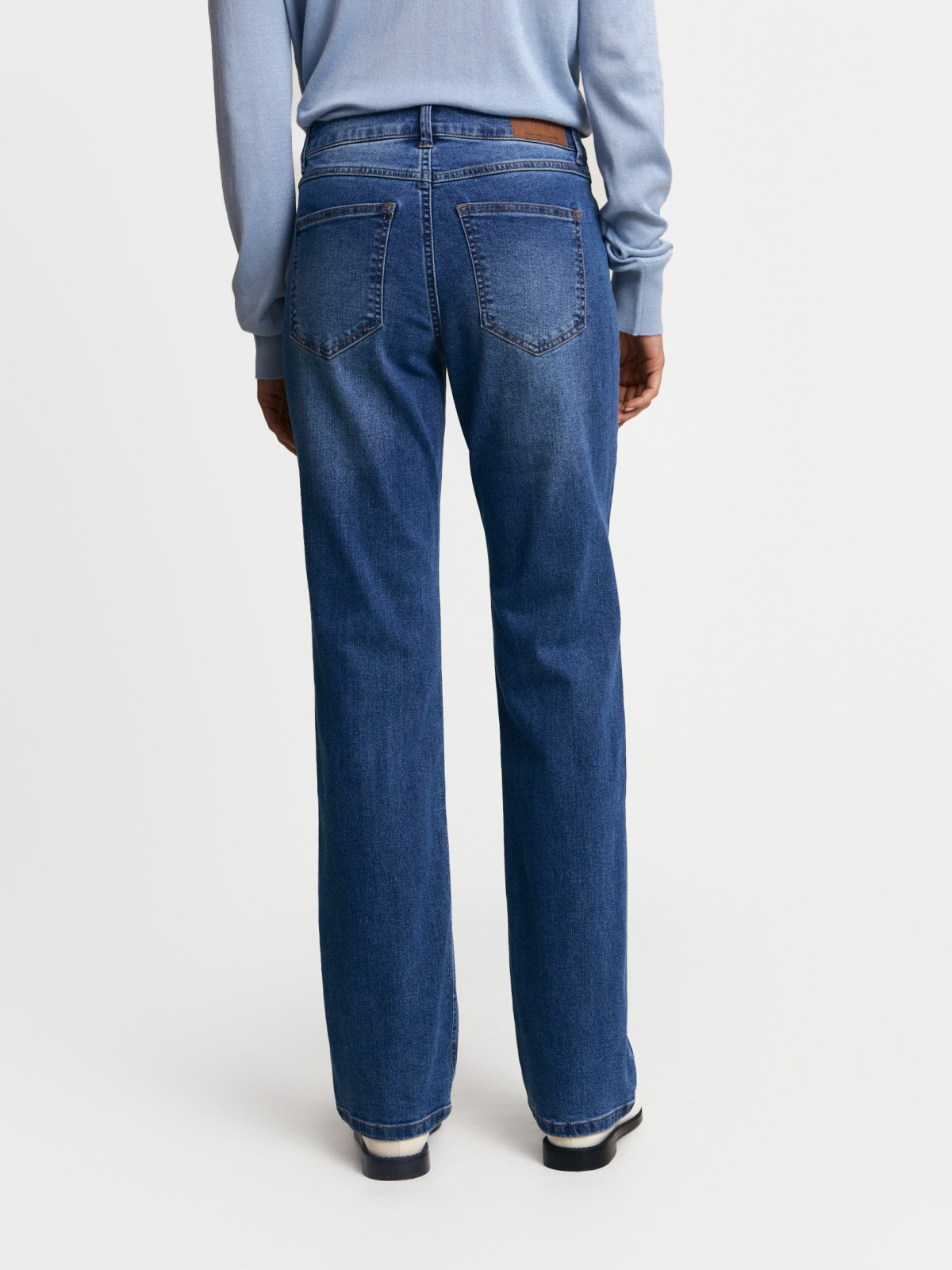 Джинсы прямого силуэта со средней посадкой