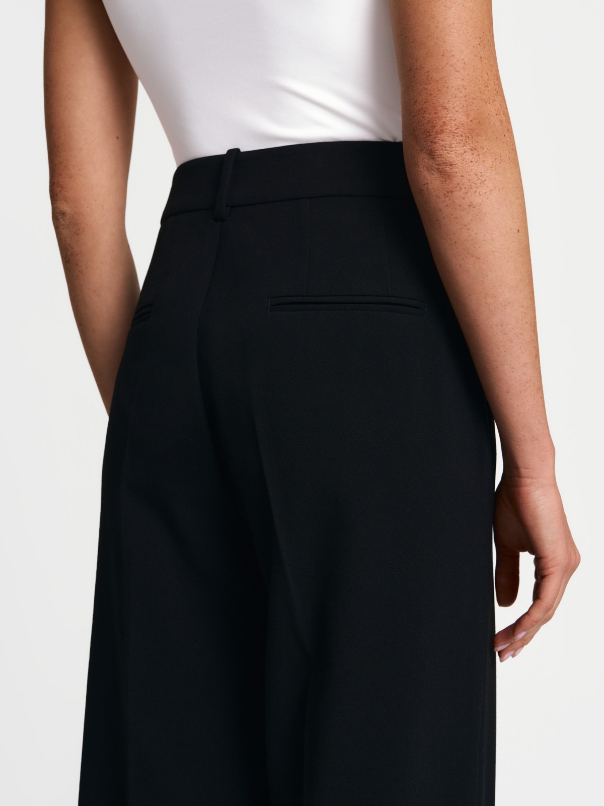 Брюки прямого силуэта с защипами