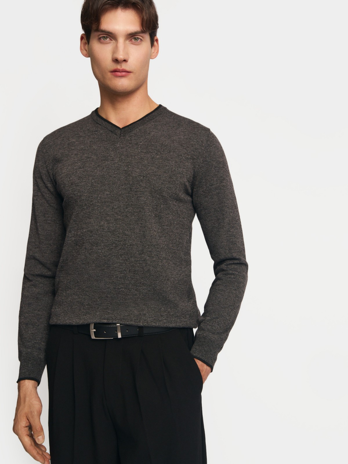 Тонкий трикотажный джемпер с вырезом