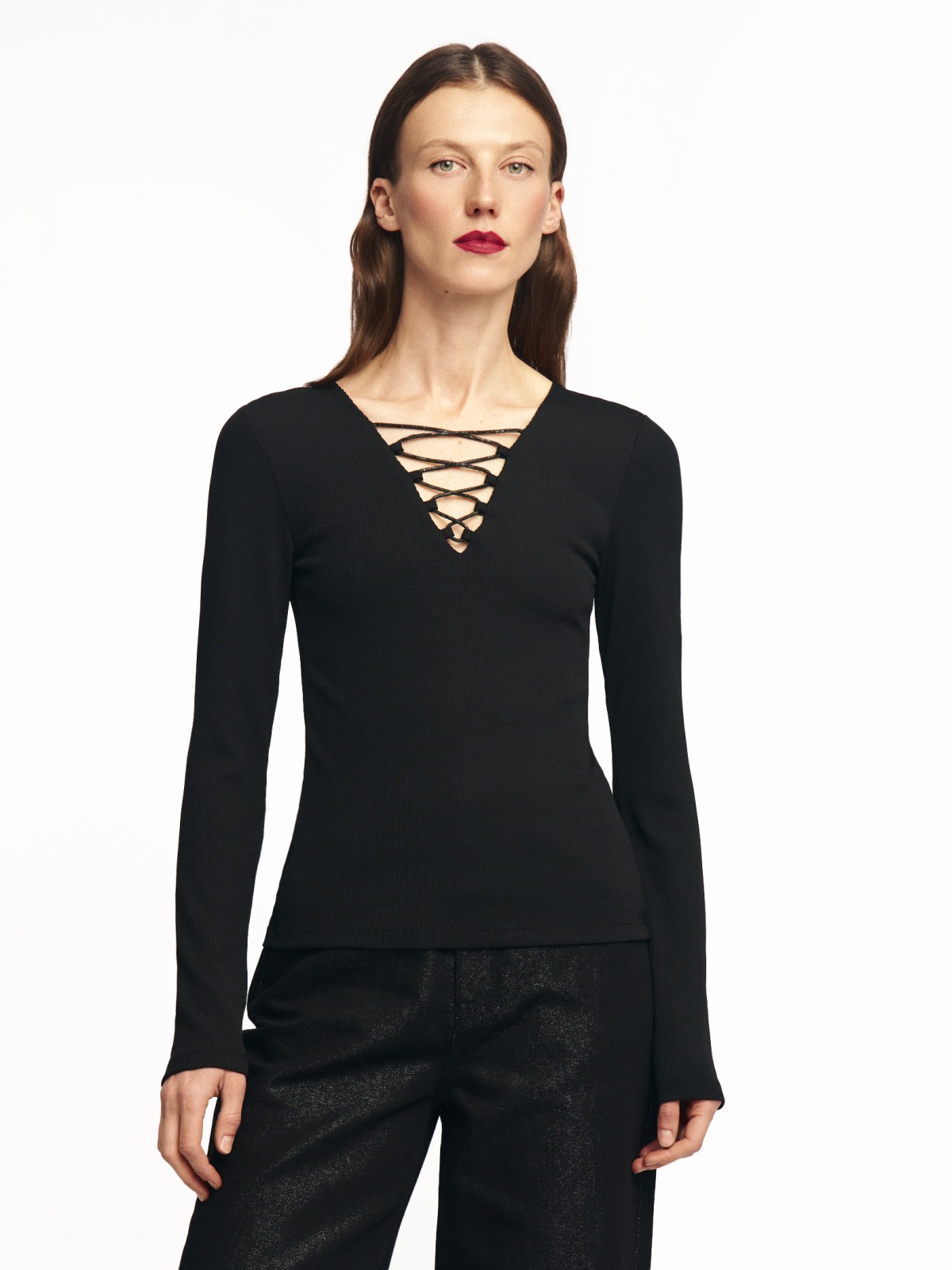 Блузка-лонгслив с вырезом и акцентной шнуровкой на груди