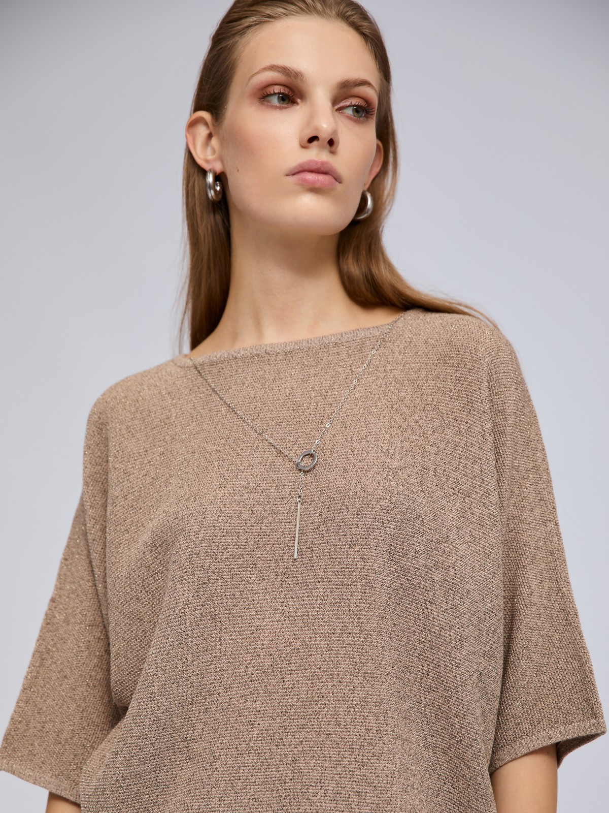 Блестящий джемпер с люрексом и декоративной подвеской