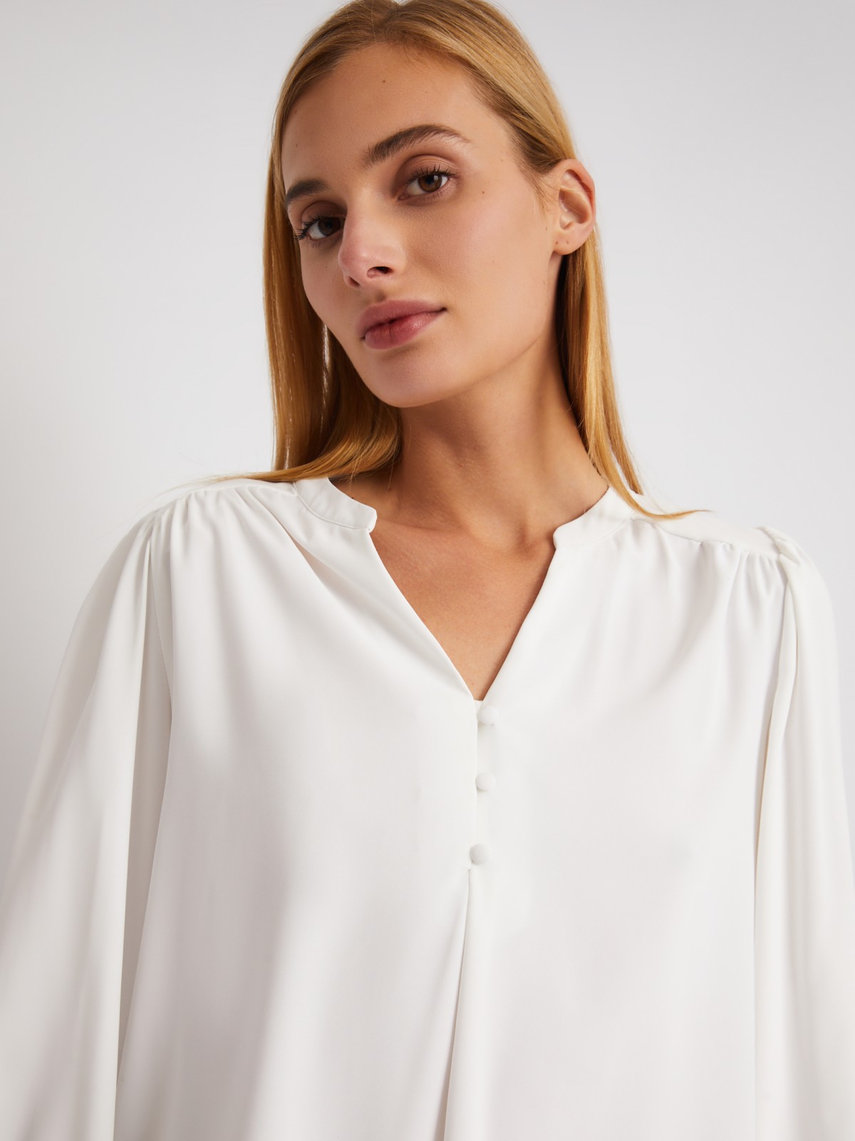 Блузка с объёмными рукавами и V-образным вырезом на груди