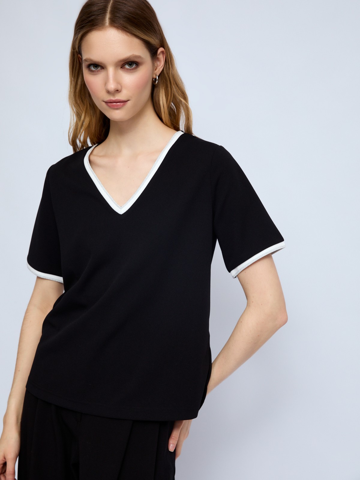 Блузка-футболка с V-образным вырезом