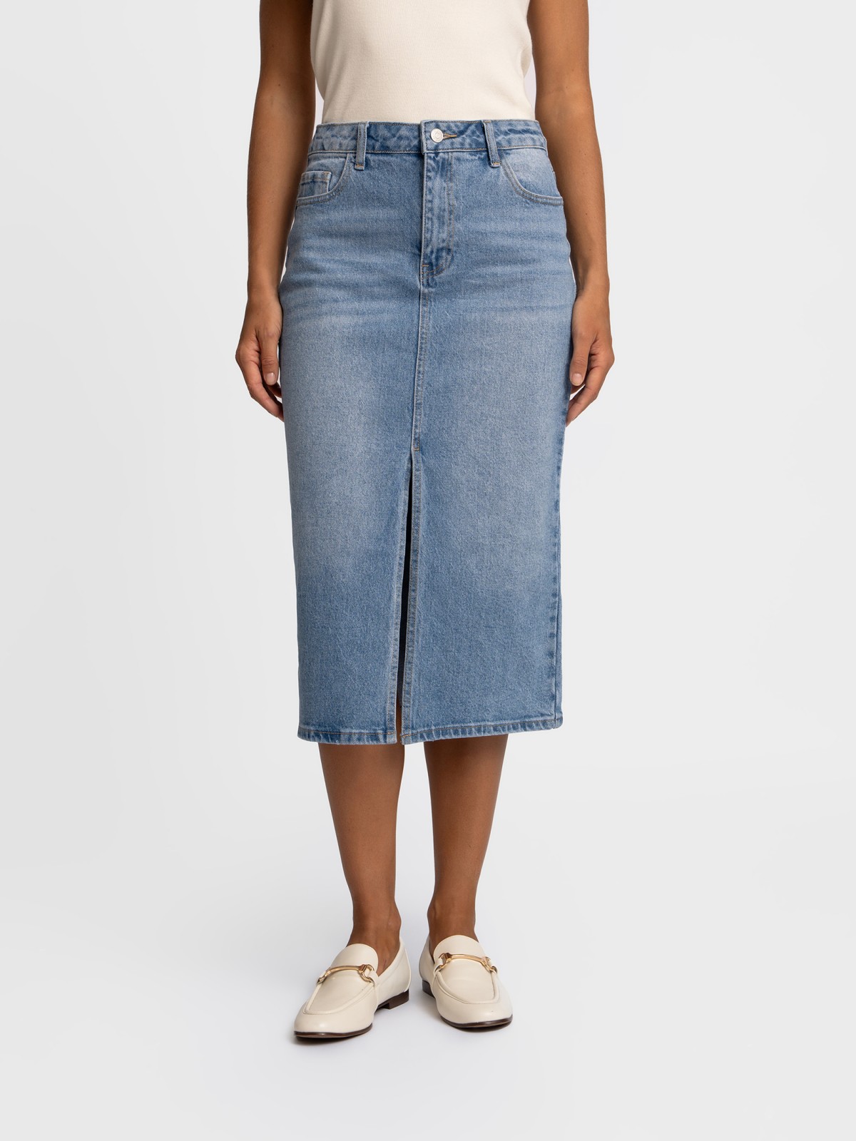 Прямая джинсовая юбка миди с разрезом