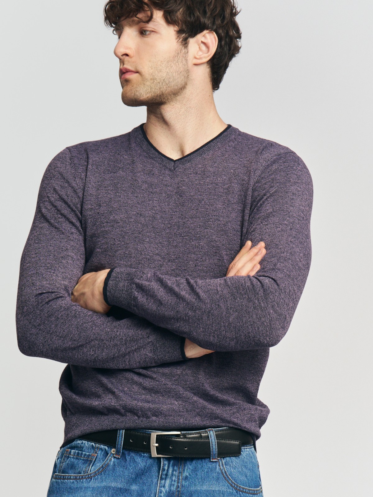 Тонкий трикотажный джемпер с вырезом