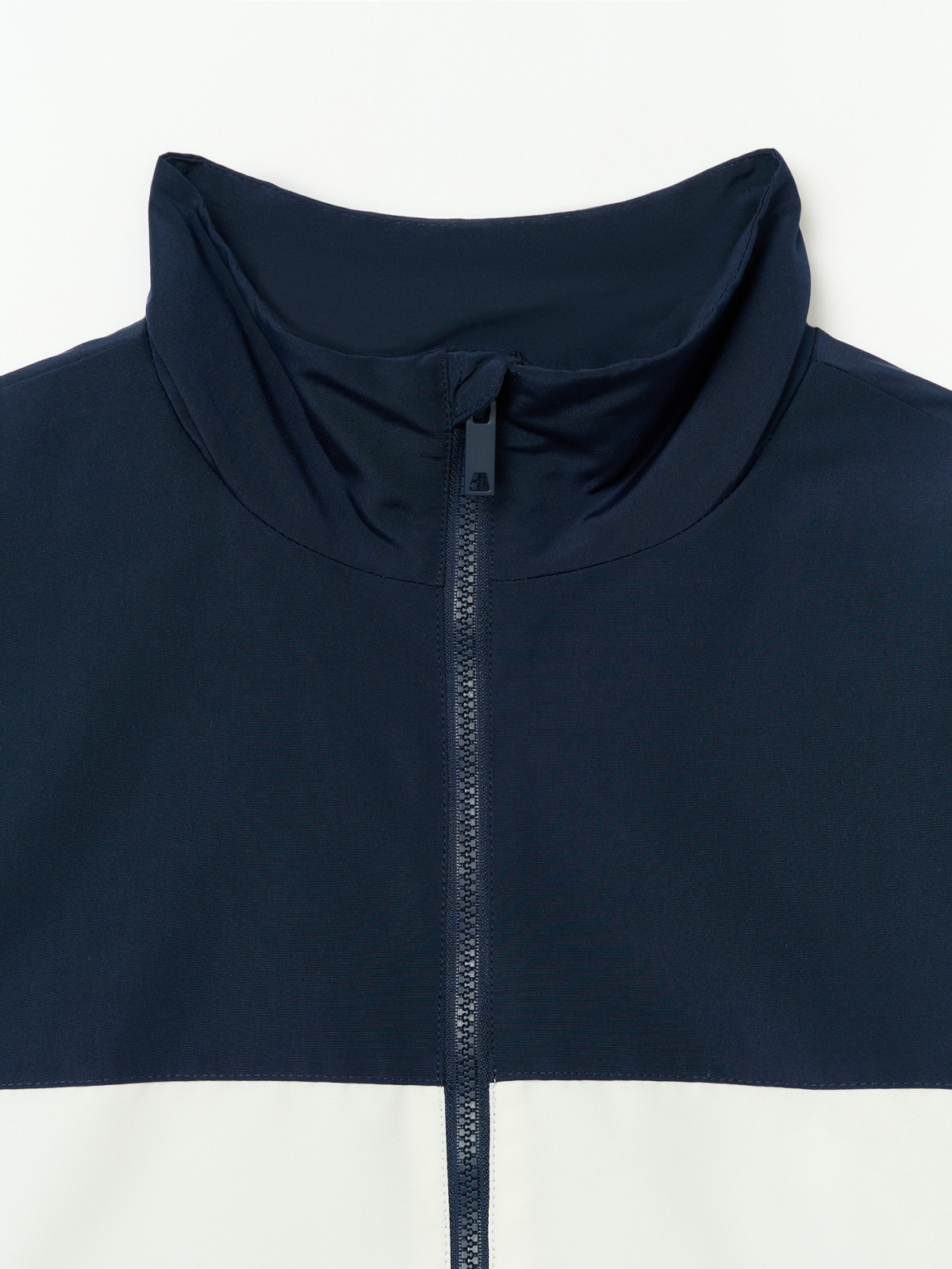 Куртка-ветровка на молнии с воротником-стойкой