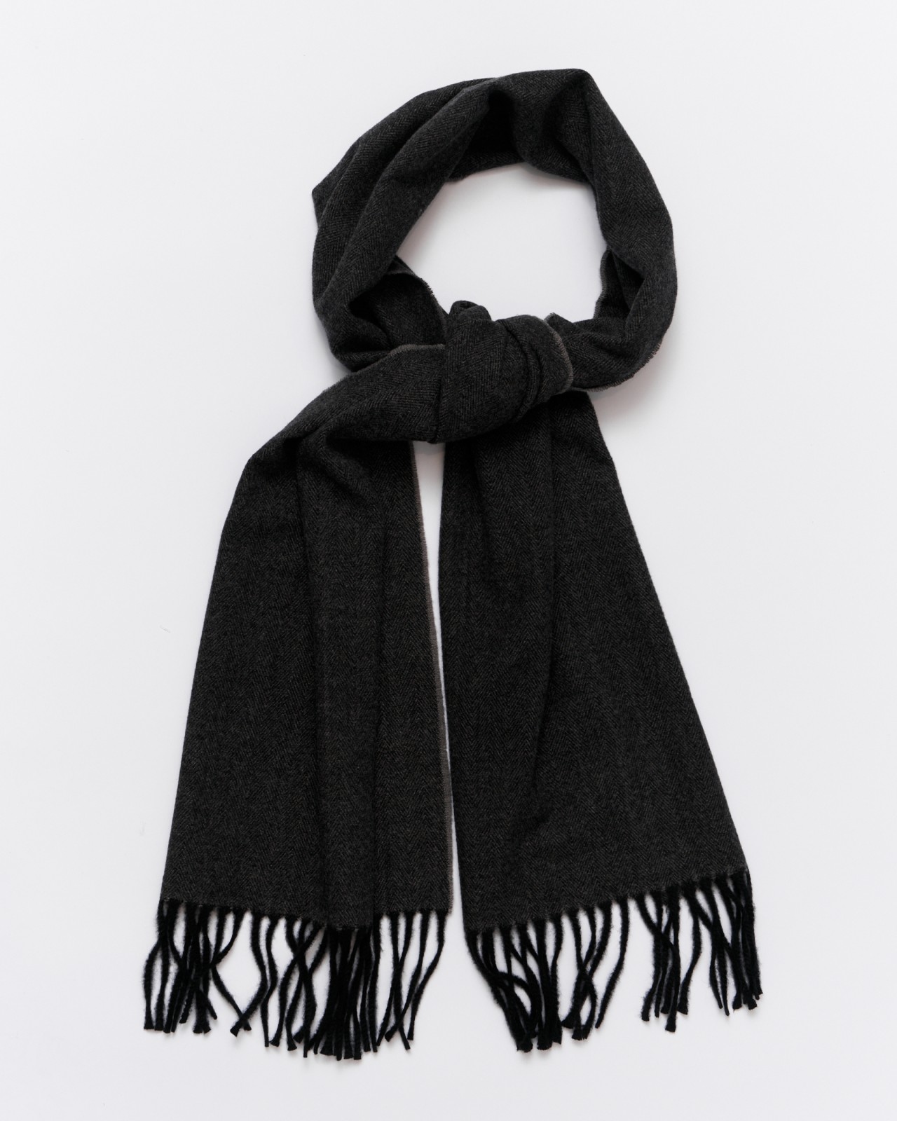 Тканевый шарф с длинной бахромой