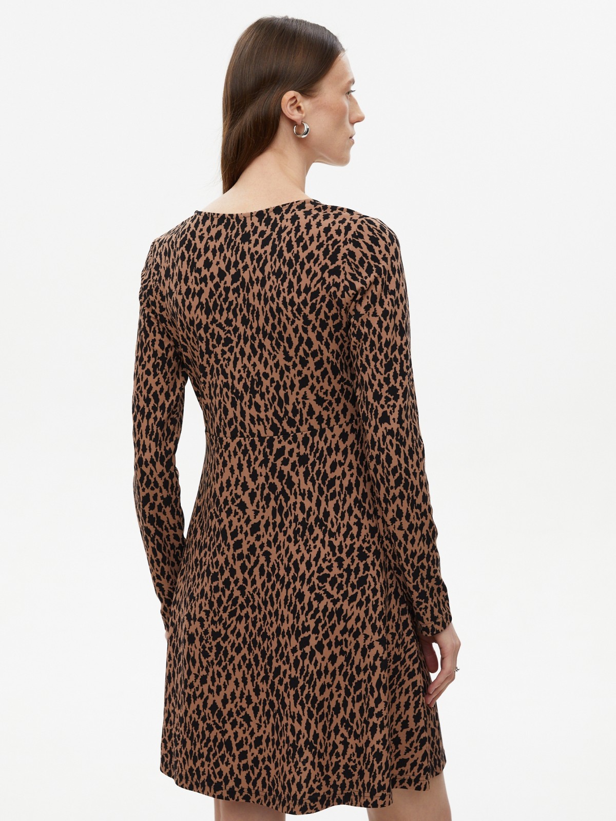 Платье длины мини с вырезом и принтом