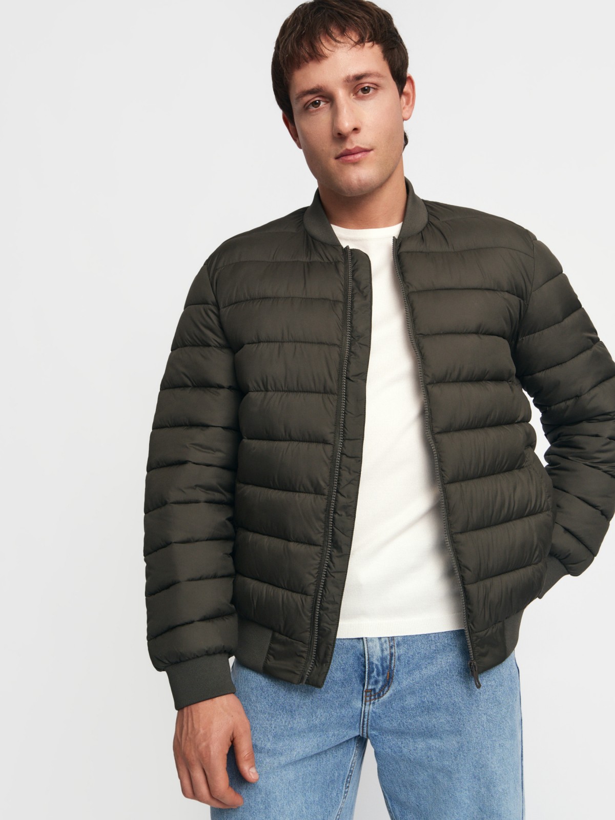 Лёгкая утеплённая куртка-бомбер с воротником-стойкой