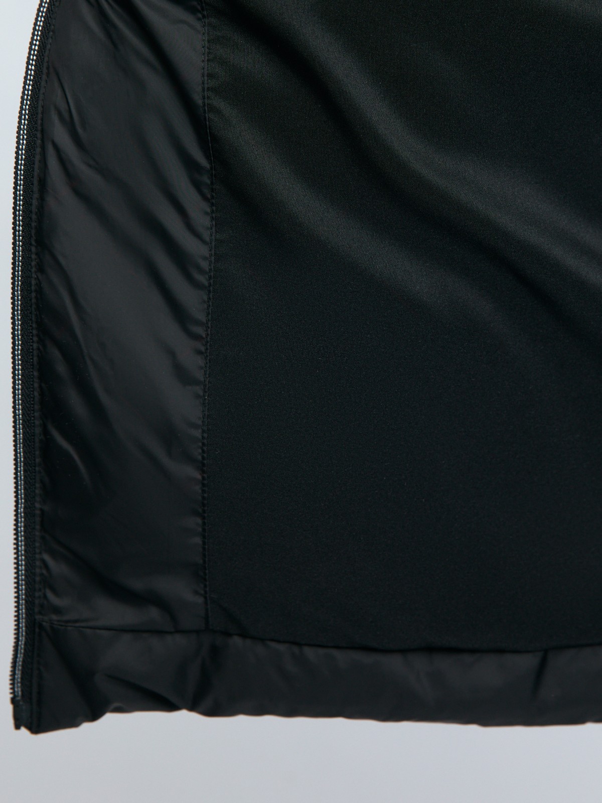 Утеплённая короткая куртка на молнии с воротником