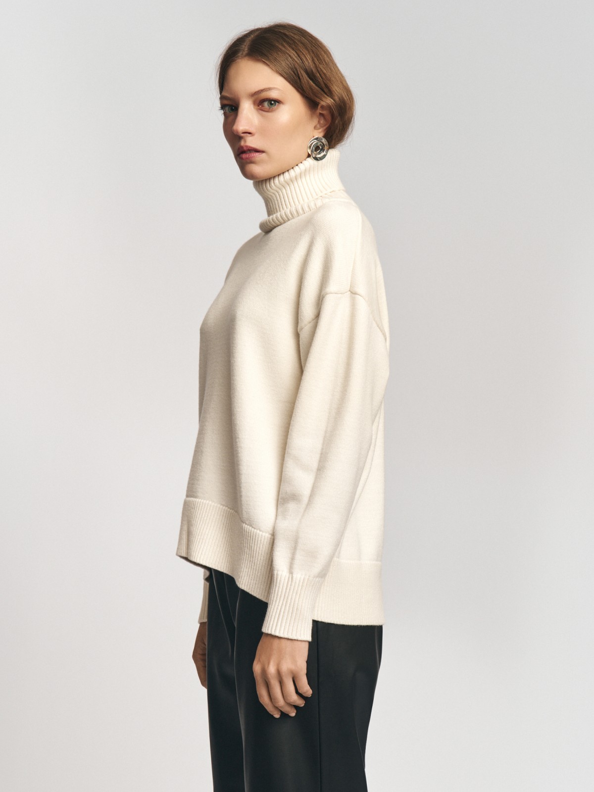 Вязаный свитер с горлом