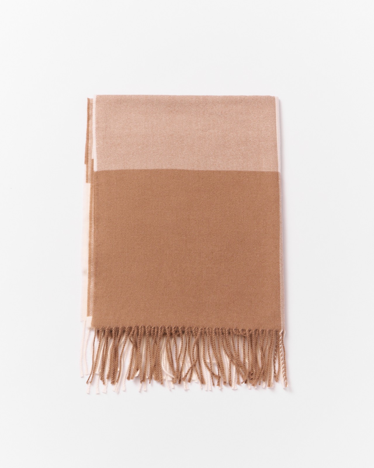 Тканевый шарф в клетку с бахромой