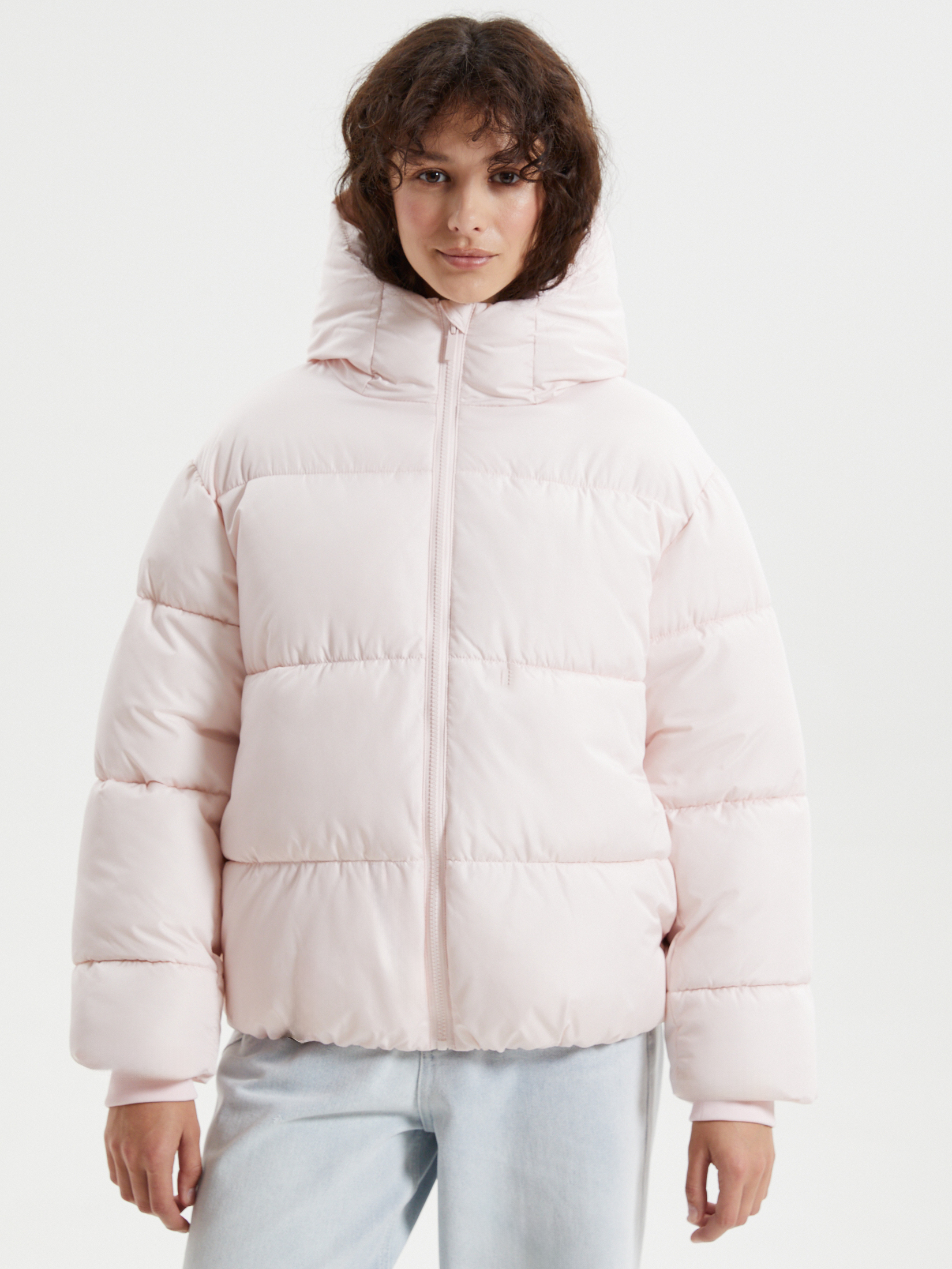 Короткая стёганая куртка с капюшоном