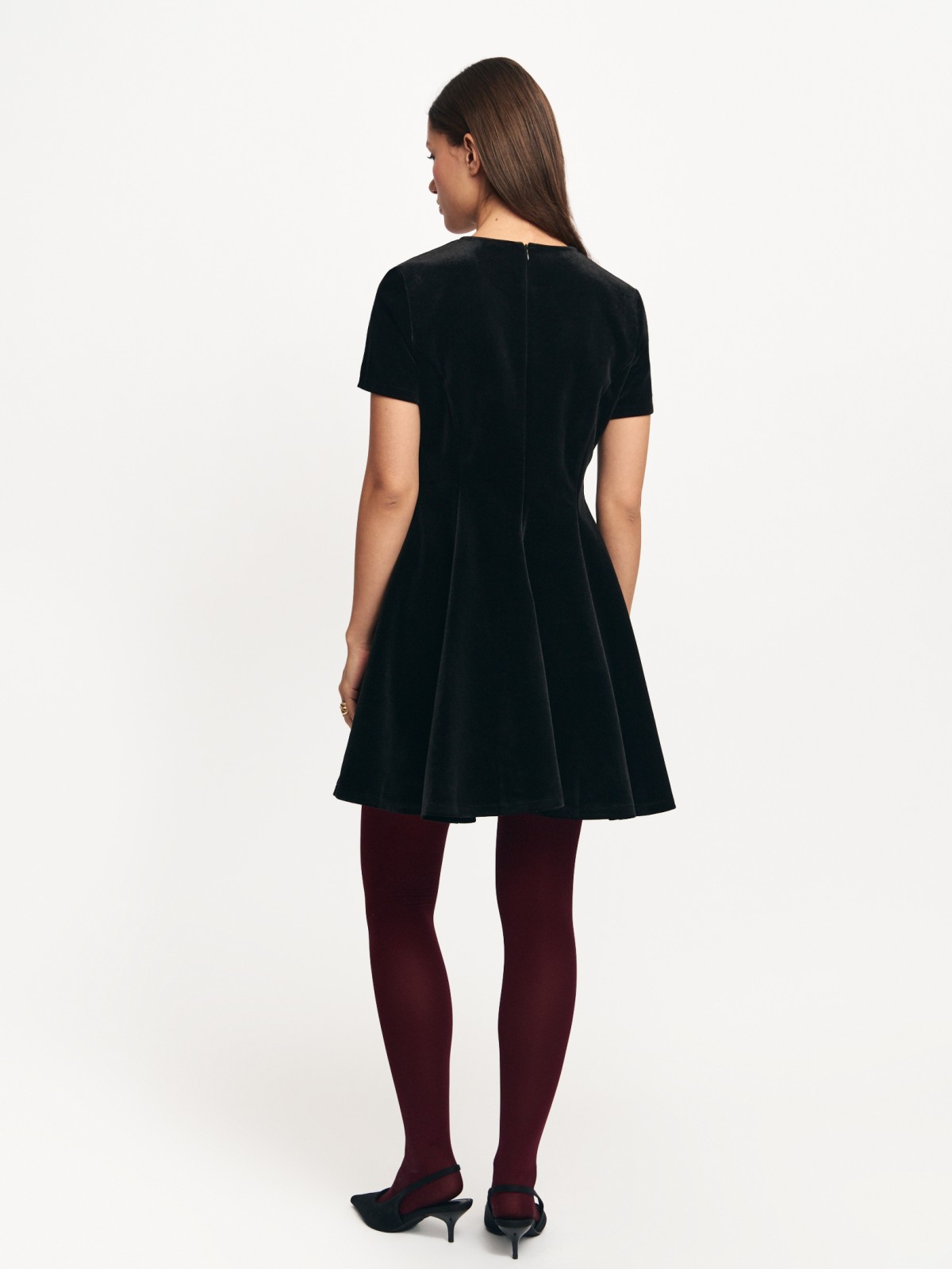 Бархатное платье мини с коротким рукавом