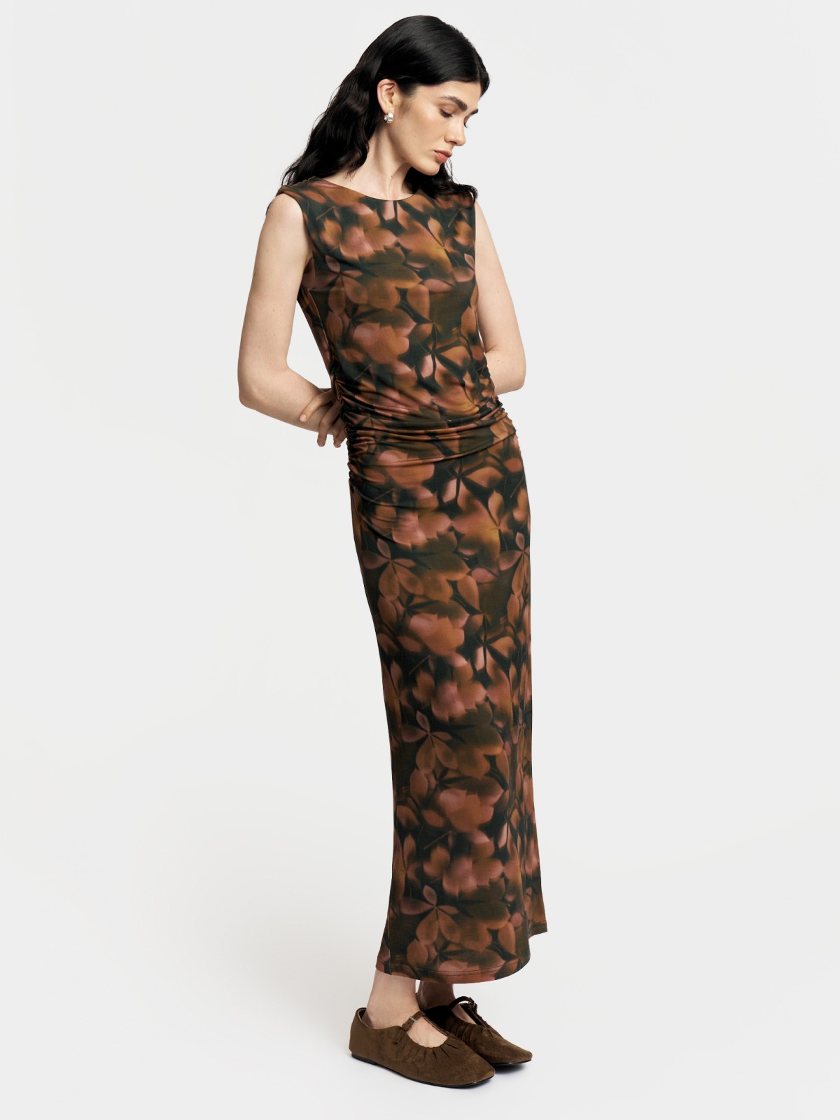 Платье миди без рукавов