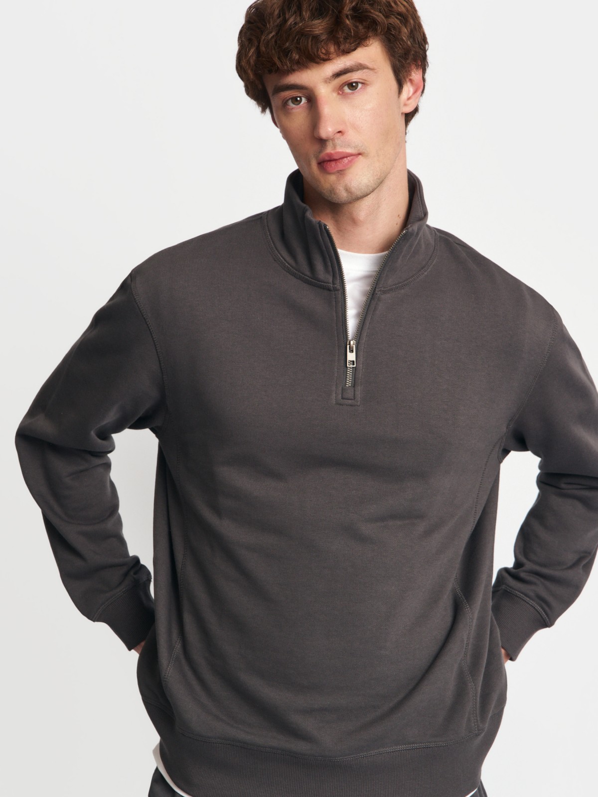 Однотонный свитшот на молнии