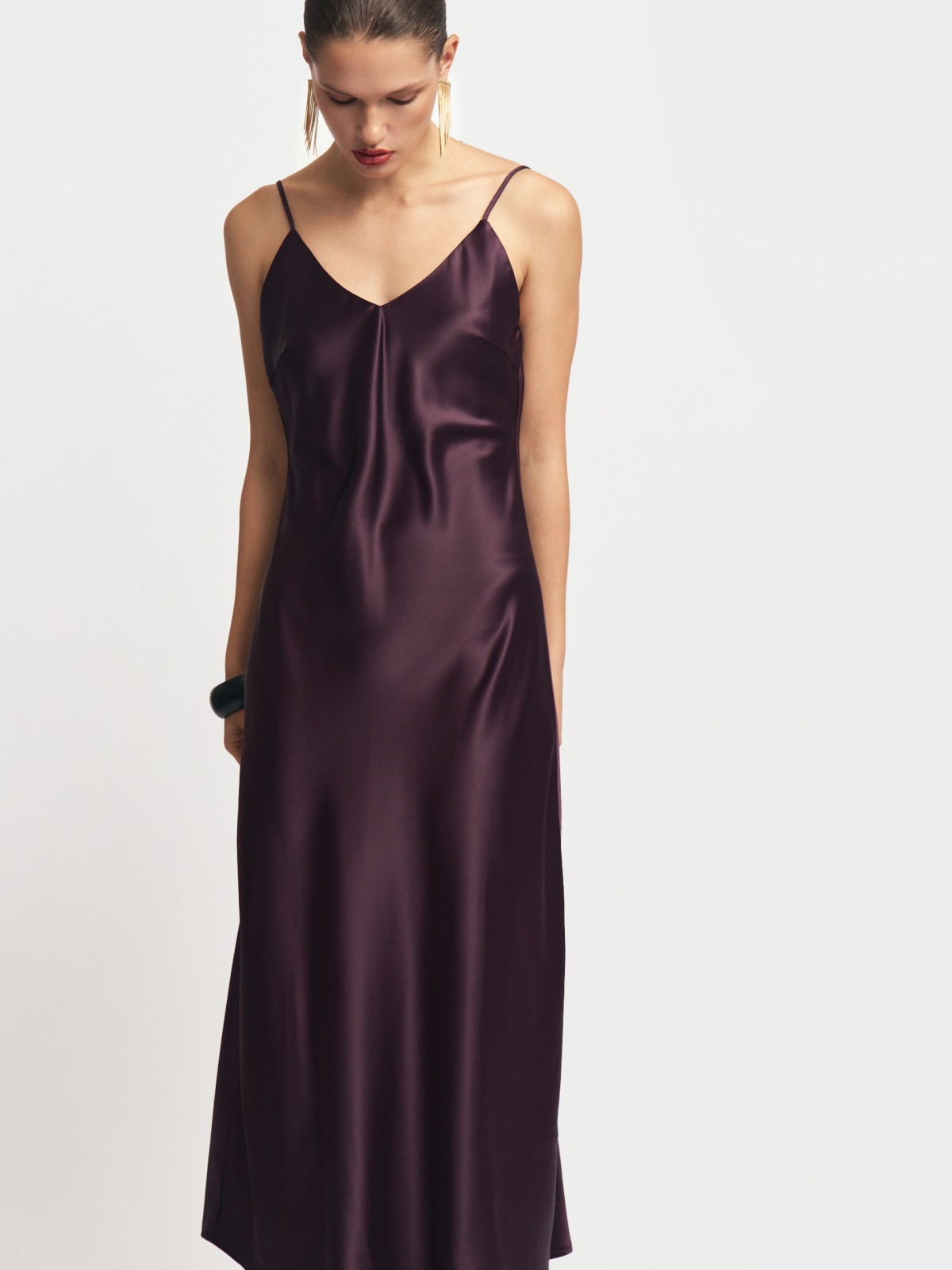 Атласное платье-комбинация миди на бретельках