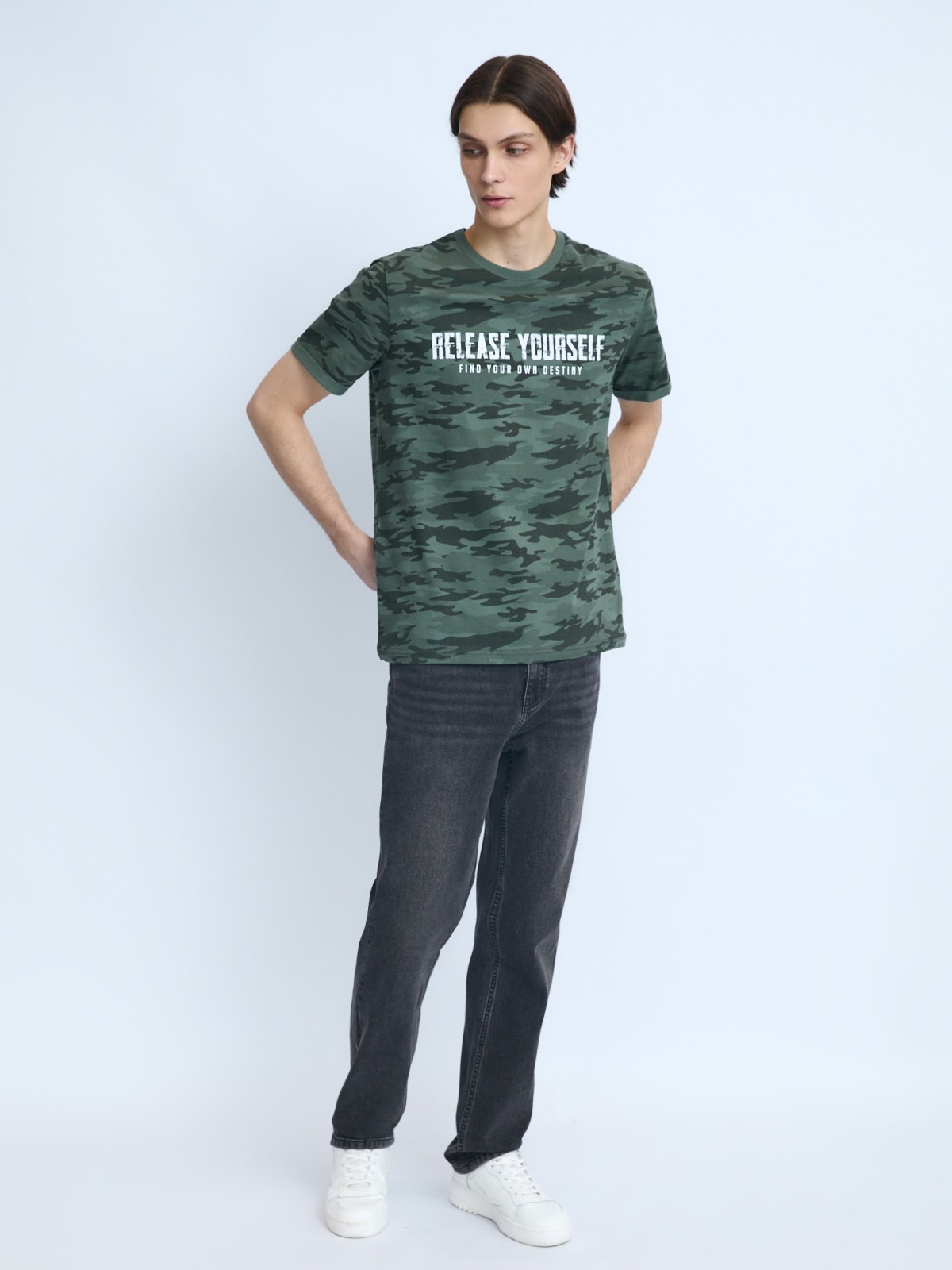 Камуфляжная футболка из хлопка с принтом-надписью
