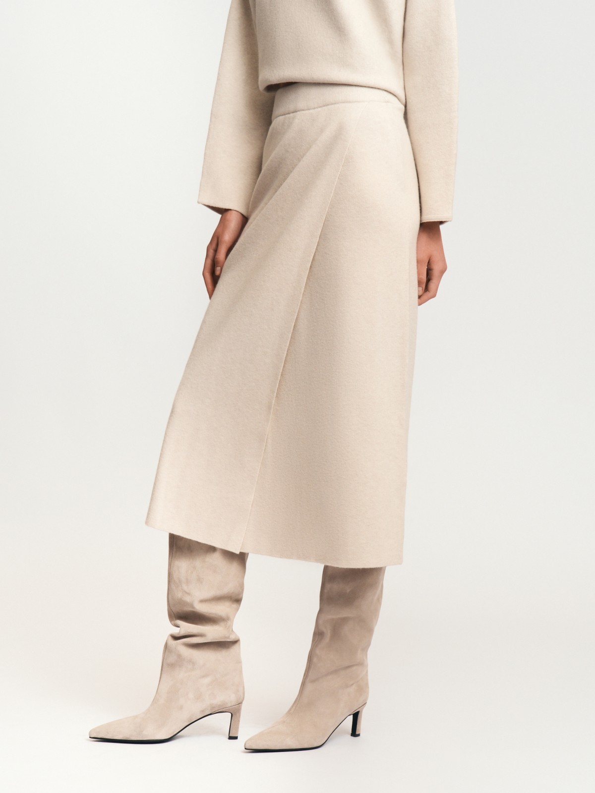 Трикотажная юбка-карандаш с запахом