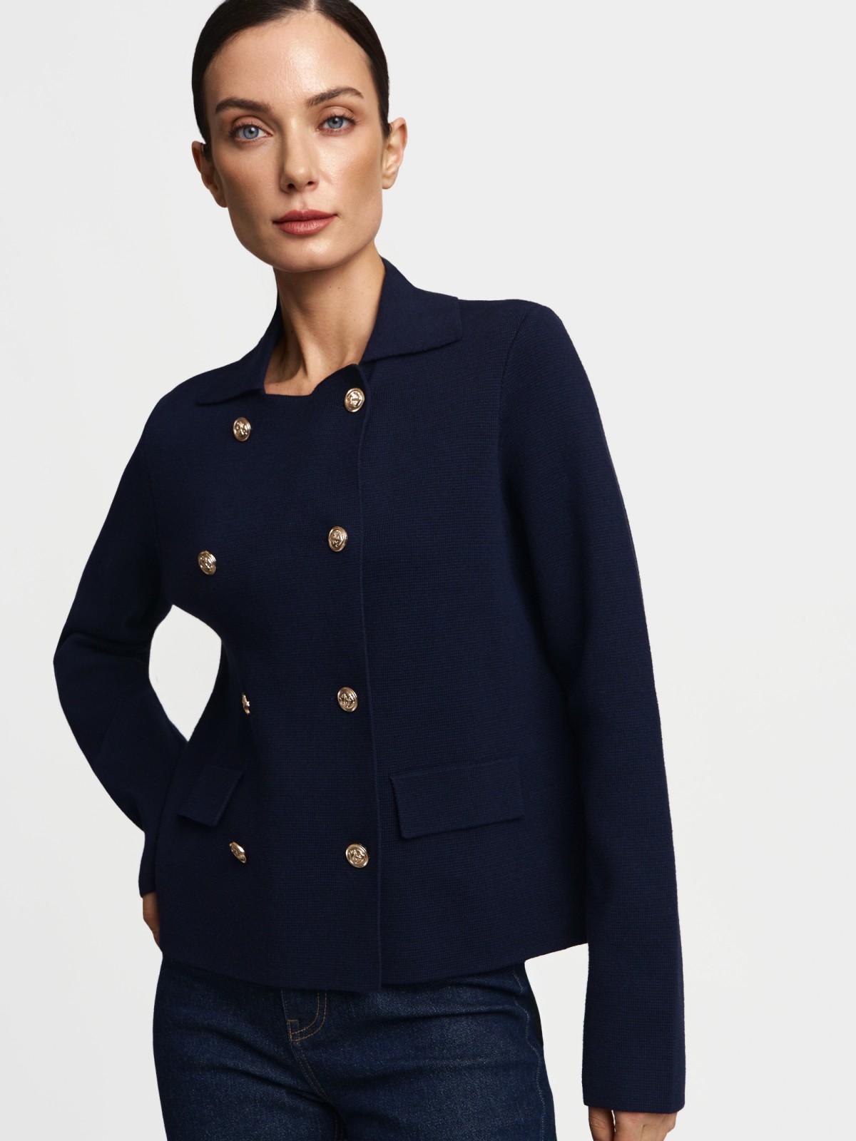 Короткий кардиган-жакет на пуговицах