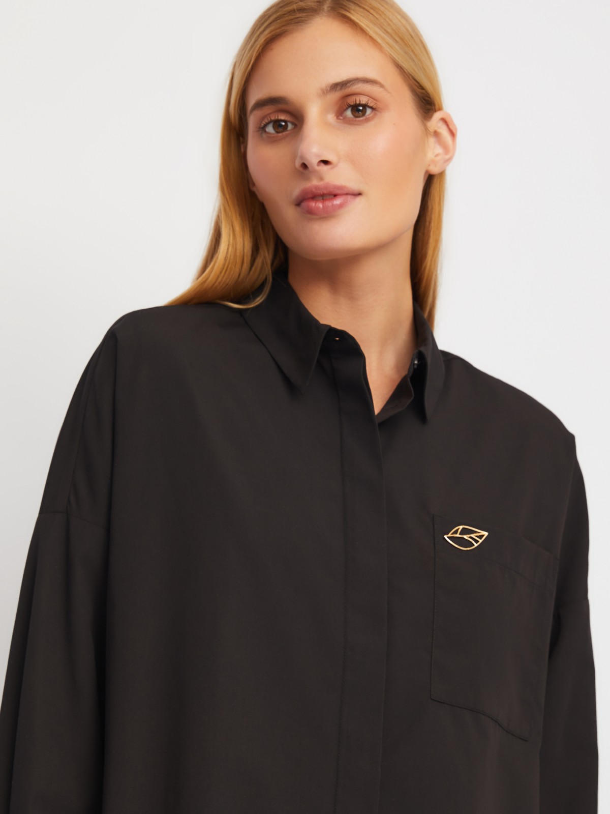 Рубашка оверсайз силуэта с металлическим значком-нашивкой zolla 02411117Y062, цвет черный, размер XS - фото 4