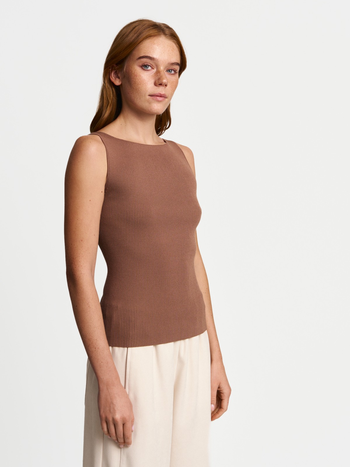Трикотажный топ без рукавов