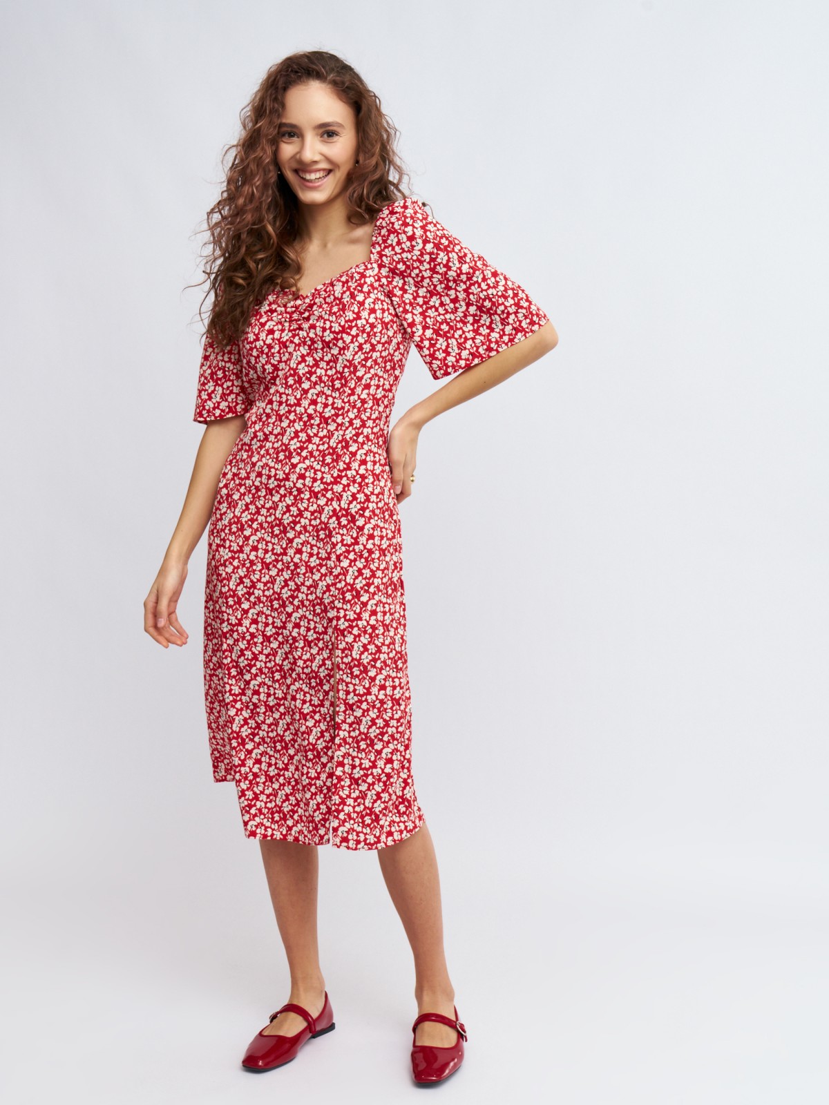 Платье с разрезом и цветочным принтом