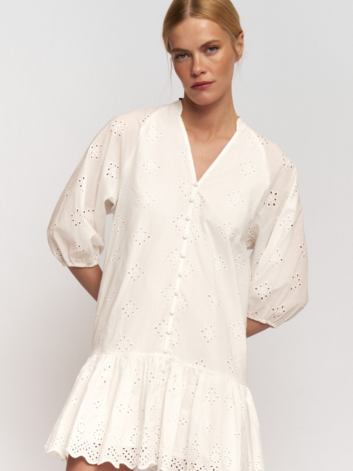 Платье-рубашка длины мини с вышивкой ришелье