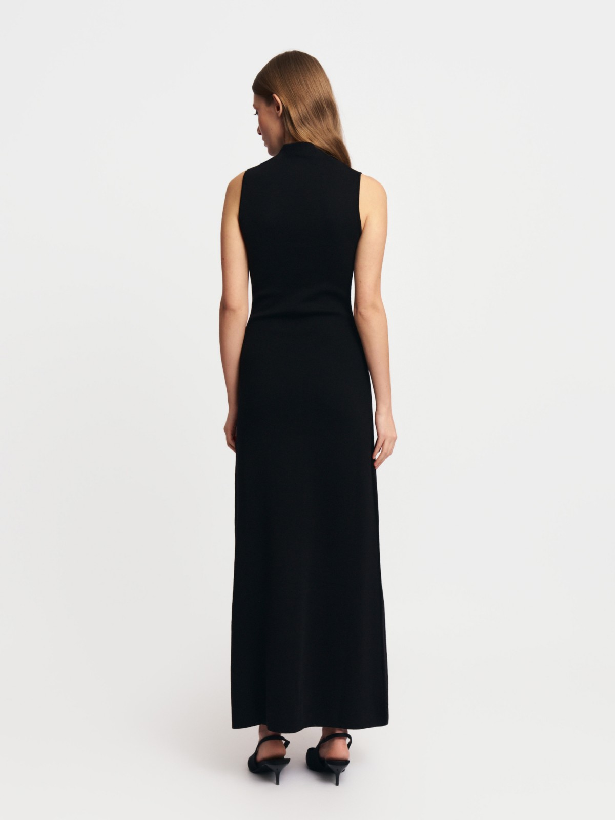 Трикотажное платье макси без рукавов