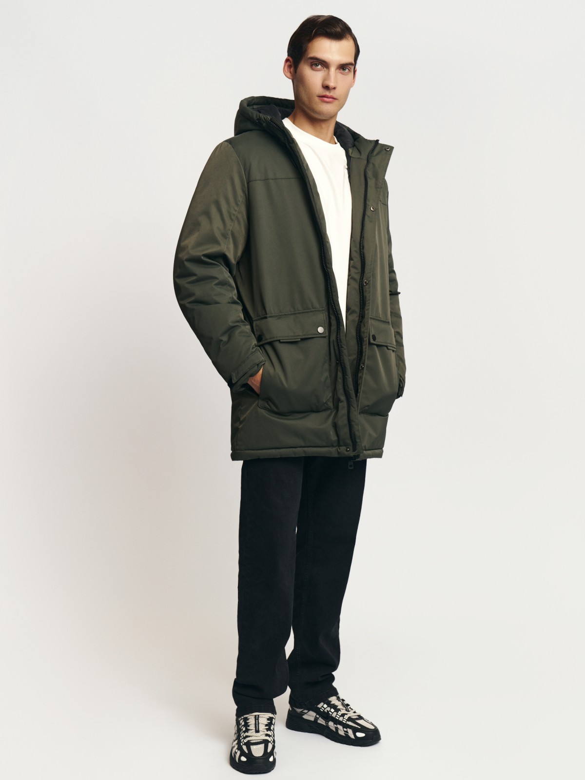 Тёплая куртка-парка удлинённого фасона с капюшоном