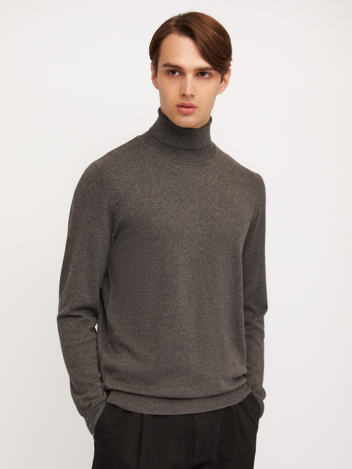 Тонкая трикотажная водолазка с воротником гольф 899₽