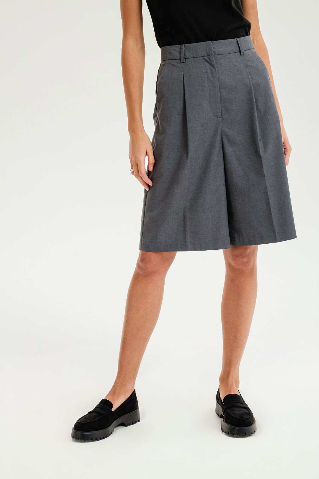 Удлинённые шорты-бермуды со стрелками