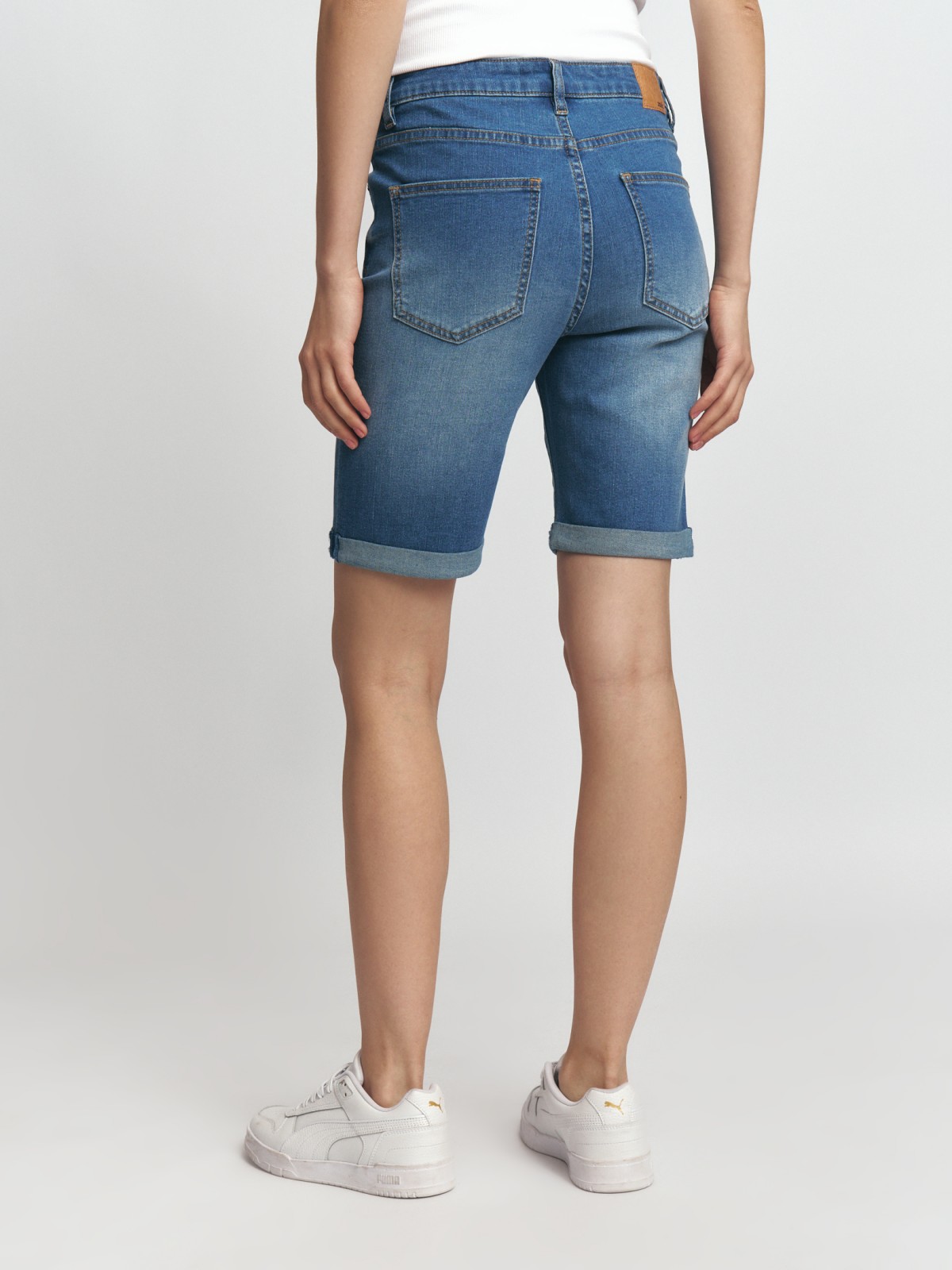 Джинсовые удлинённые шорты с отворотами