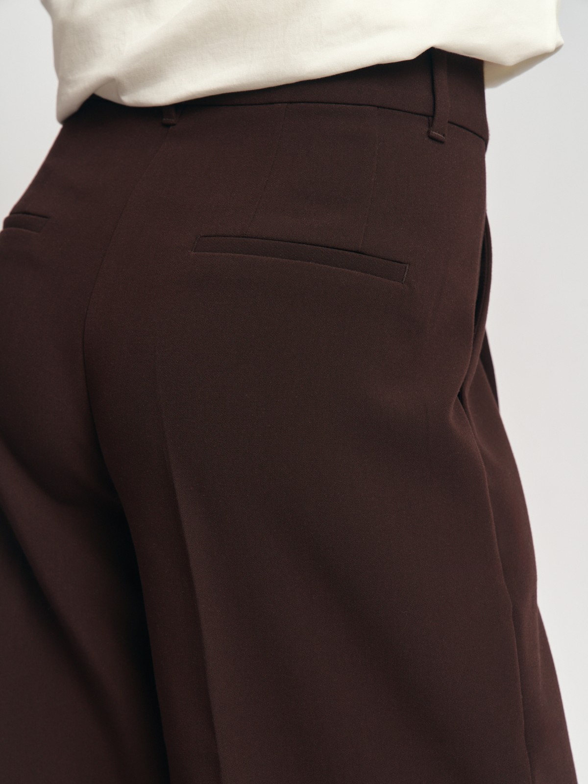 Брюки прямого силуэта с защипами